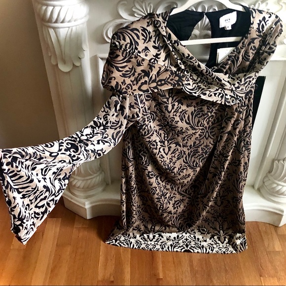 ⭐️🖤 UNIQUE 🖤⭐️ NWT eci Velvet Bell Sleeve Dress - Picture 5 of 14